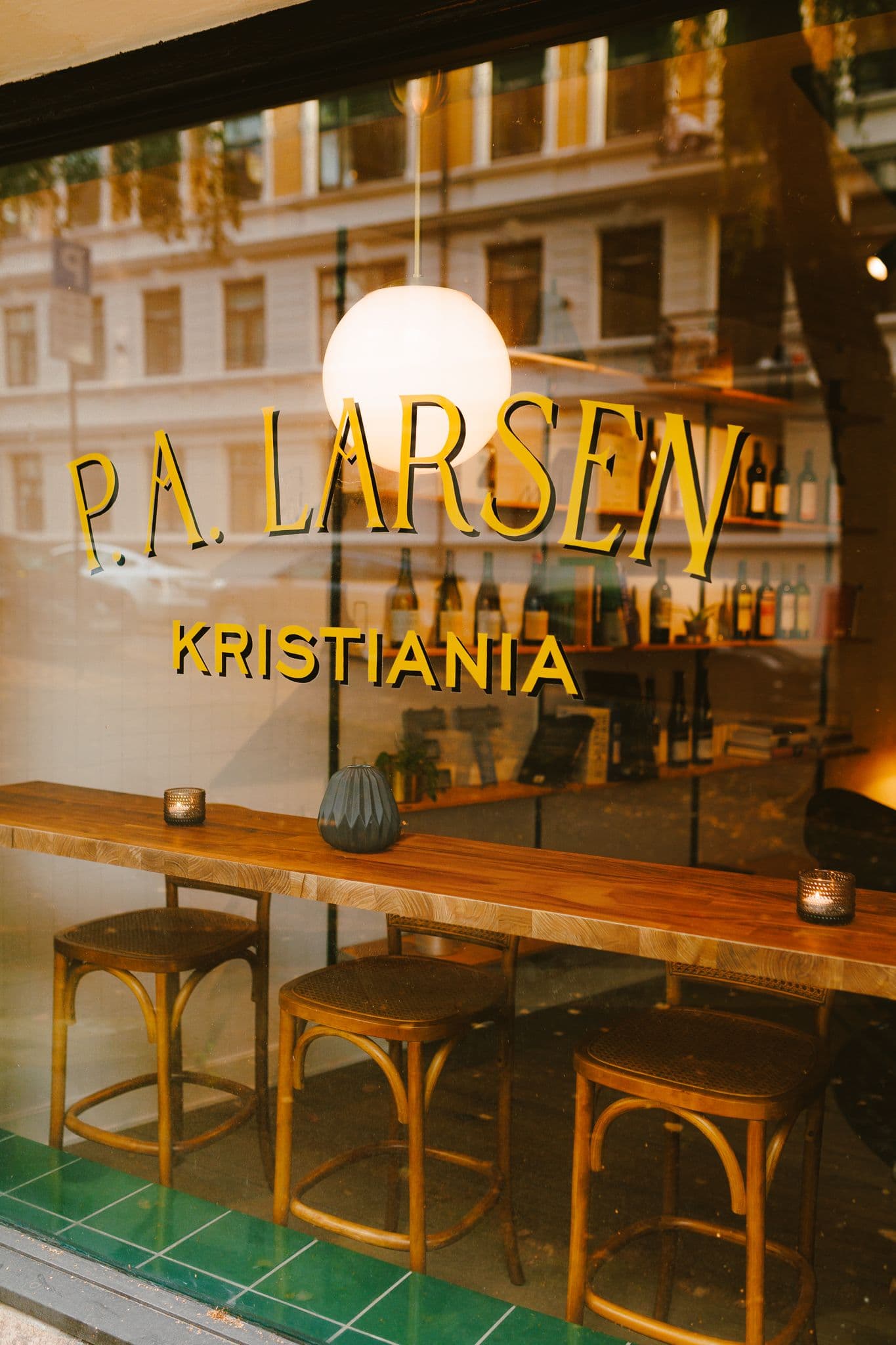 Bilde av vindu til P.A. Larsen